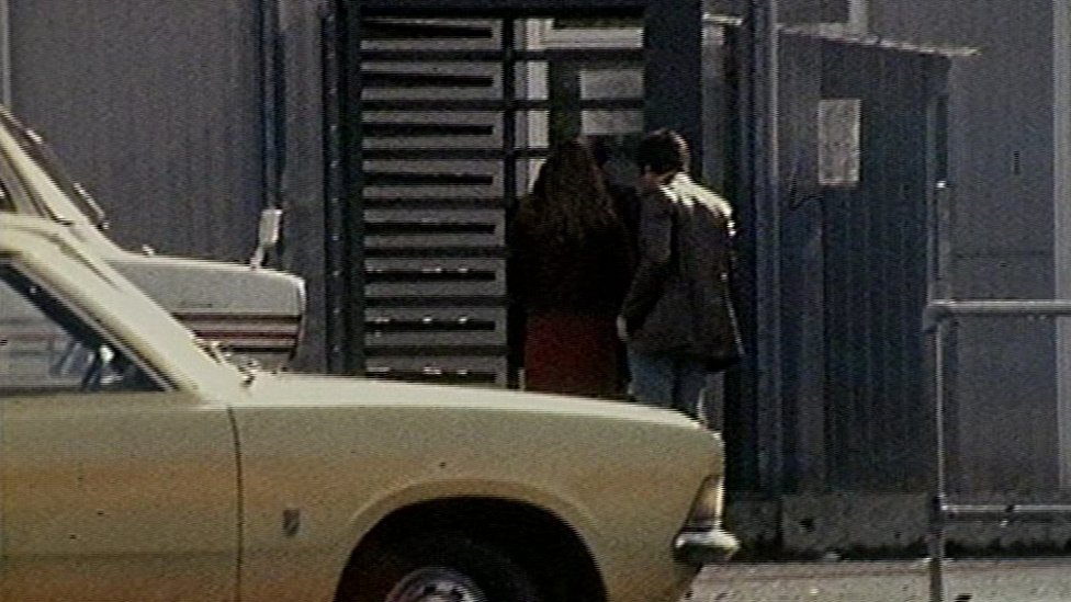 Visitantes llegando a la prisión de El Laberinto en los años 80. Visitantes llegando a la prisión de El Laberinto en los años 80.