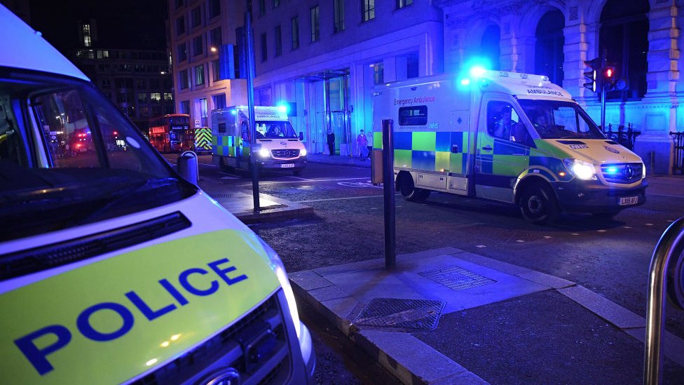 Полиция и скорая помощь при нападении на Лондонский мост