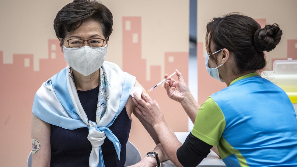 林鄭月娥（左）接種第二針科興新冠疫苗（22/3/2021）