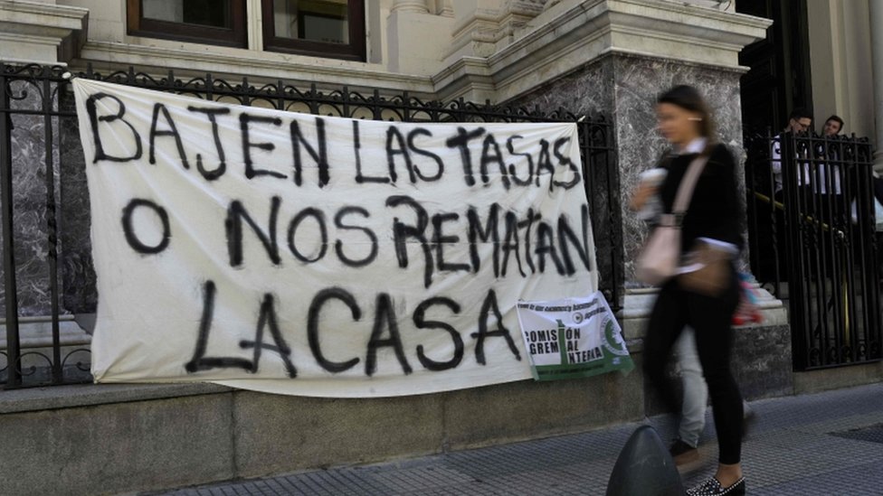 Un cartel de protesta frente al Banco Central de Argentina.