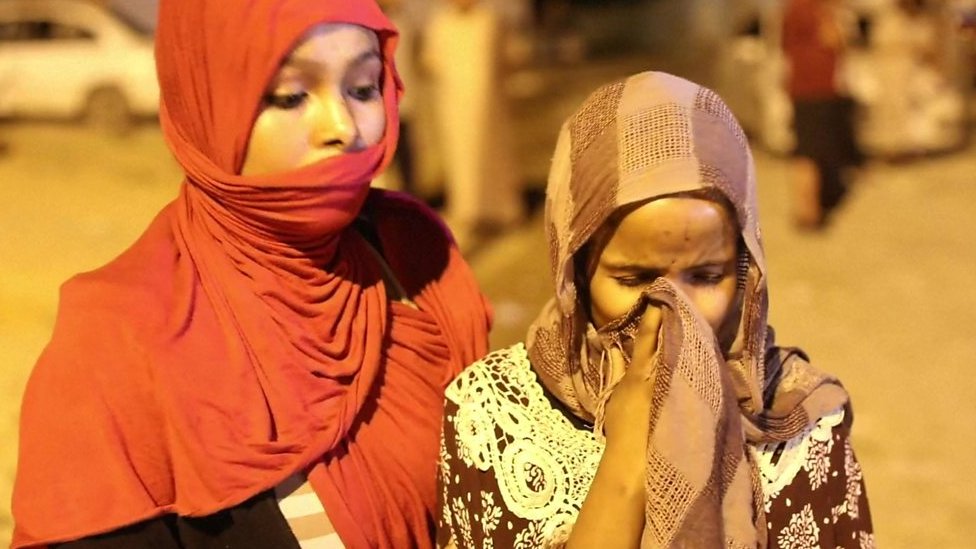 فتاة تبكي خارج مركز الاعتقال بعد الهجوم الذي أودى بحياة 53 شخصًا