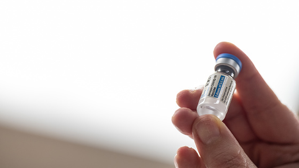 Foto de uma ampola de vacina contra a covid-19