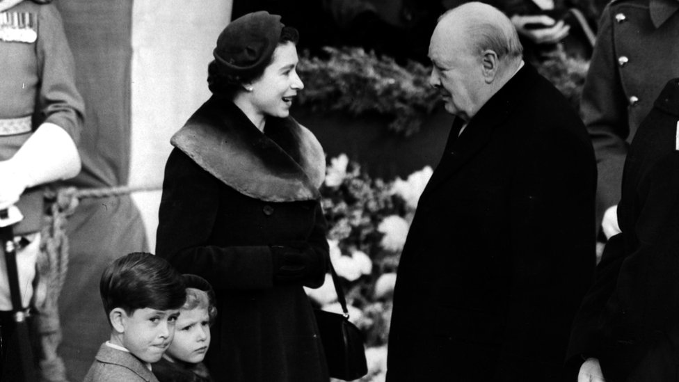 1953年，女王、查爾斯王子、安妮公主與首相溫斯頓·丘吉爾。