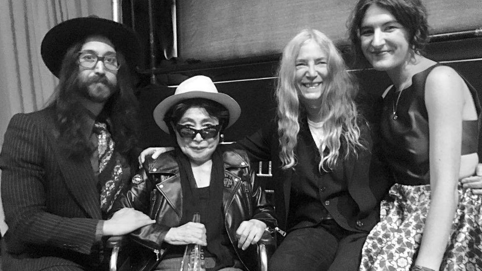 Йоко Оно позировала с Шоном Ленноном, Патти Смит и ее дочерью за кулисами церемонии награждения