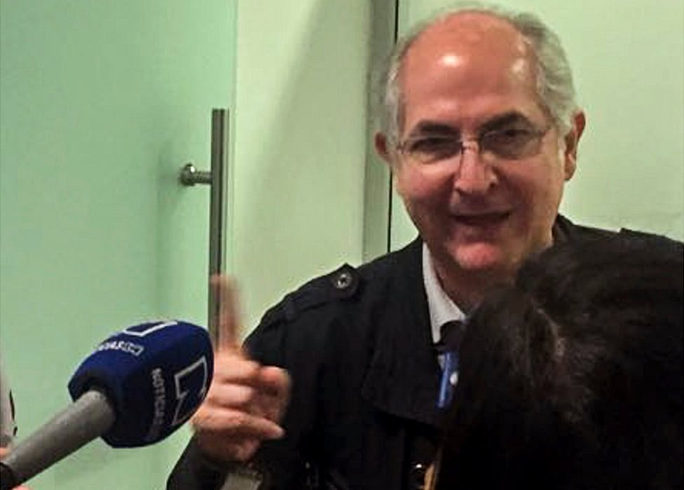 Antonio Ledezma conversó con periodistas en la ciudad fronteriza colombiana de Cucutá. Antonio Ledezma siendo entrevistado