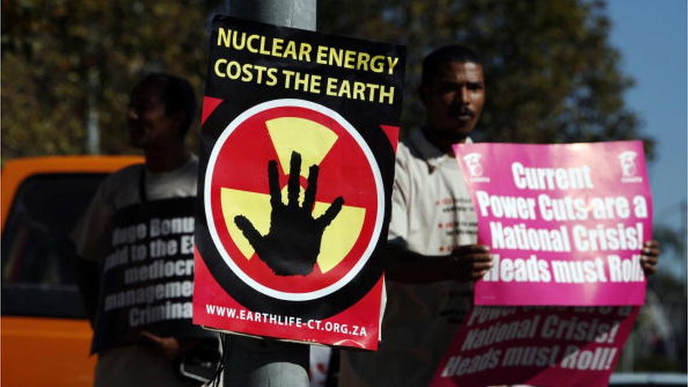 23 апреля 2008 г. южноафриканские члены Earth Life проводят демонстрацию перед одним из главных офисов южноафриканской государственной электроэнергетической компании Eskom в Беллвилле, Кейптаун, против использования ядерной энергии и предлагаемого Eskom повышения тарифов
