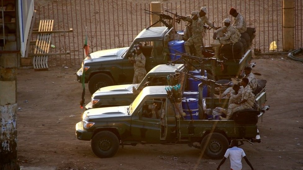 Войска суданской армии стреляют в воздух