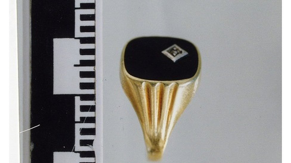 Кольцо, которое носила жертва, изображено на полицейской фотографии