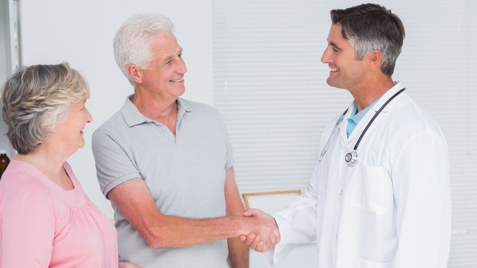 La actitud del personal médico puede tener un impacto sobre el efecto placebo. Pareja con médico