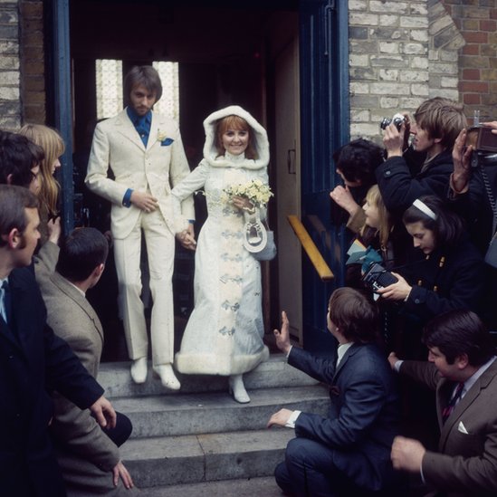 La cantante escocesa Lulu y Maurice Gibb, de los Bee Gees, en su boda, en 1969. Lulu y Maurice Gibb, de los Bee Gees, en su boda, en 1969.