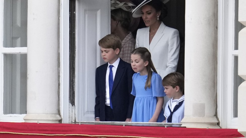 Kate Middleton junto a sus hijos George, Charlotte y Louis en el balcón.