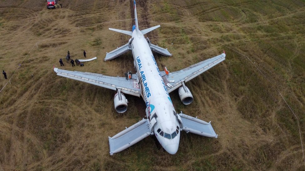 Avion kompanije Ural erlajns sa otvorenim prolazima za hitan izlaz na livadi u Sibiru