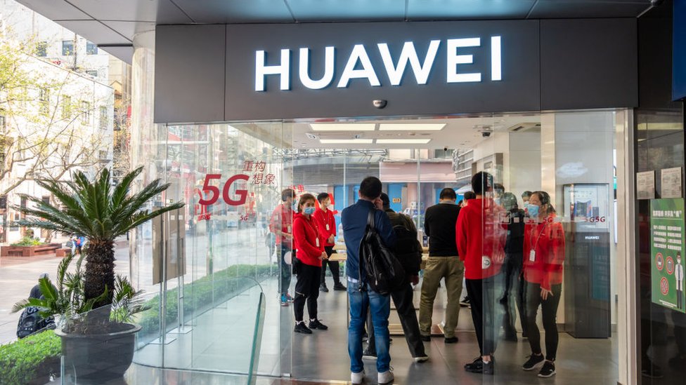 Покупатели в магазине Huawei в Шанхае