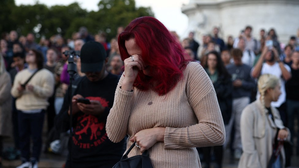 Una mujer llora en las cercanías del Palacio de Buckingham