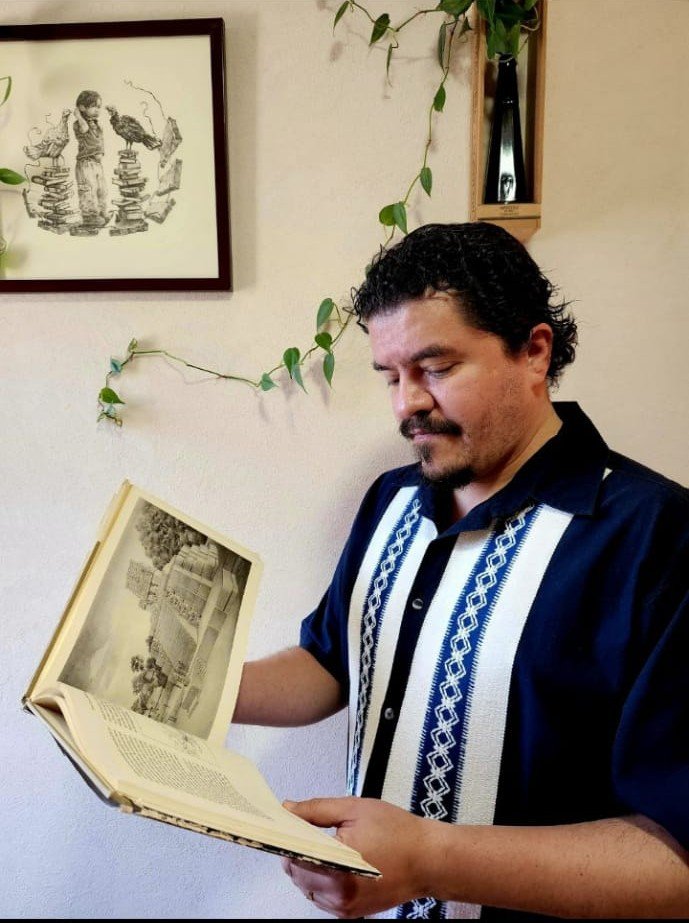 Esparza leyendo "An Album of Maya Architecture" de Proskouriakoff. Allí se puede ver su dibujo de la Estructura K-5 de Piedras Negras.