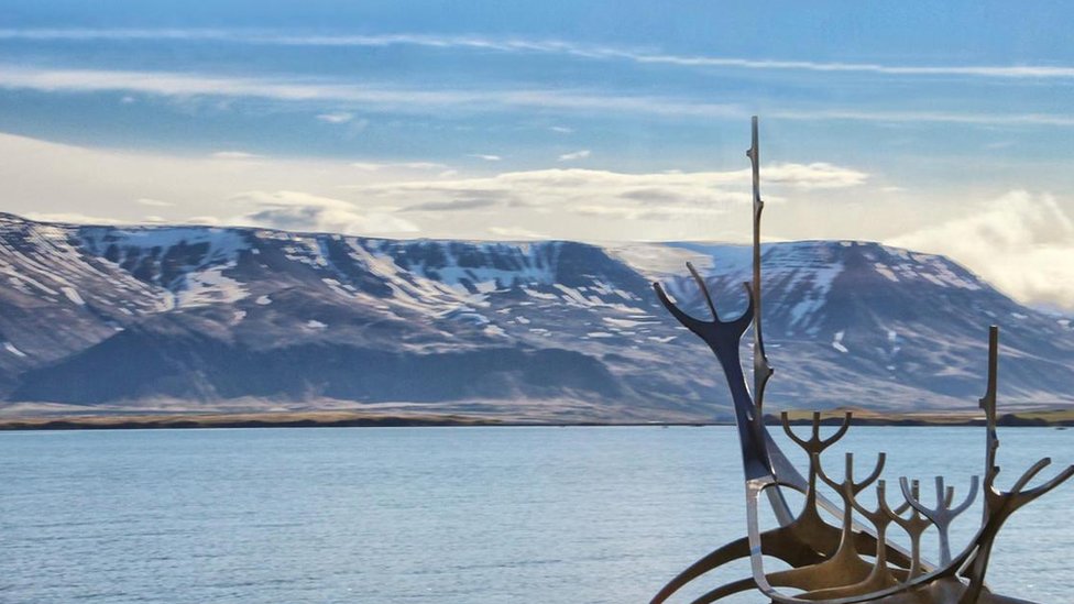 Los primeros pobladores de Islandia fueron granjeros noruegos que llegaron allí huyendo de los vikingos. barco en Islandia