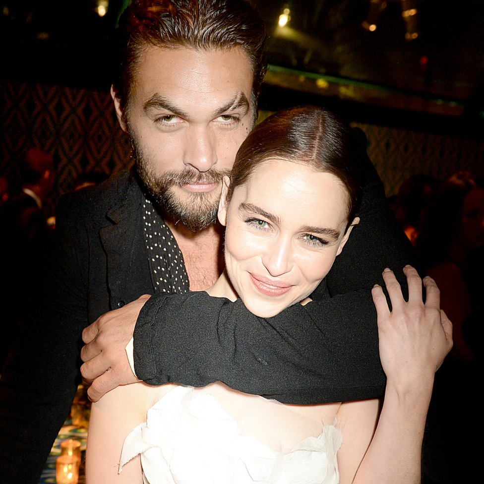 Emilia Clarke ve rol arkadaşı Jason Momoa