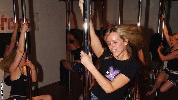 En 2015 varias de las personas que practican el "pole dance" publicaron imágenes en la redes sociales con el hashtag #notastripper (no soy una striper). Competidoras.