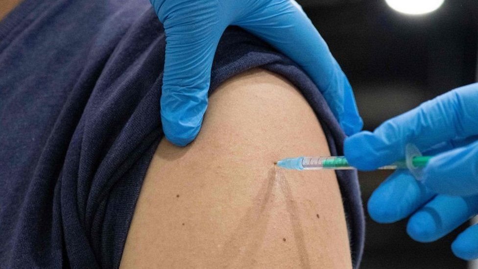 Almanya'da bir hemşirenin 8 binden fazla kişiye Covid-19 aşısı yerine salin solüsyonu enjekte ettiği ortaya çıktı