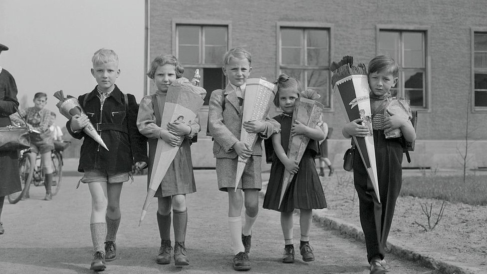 Después de que Alemania se dividió, las familias continuaron la tradición del cono escolar, como estos niños en el "sector americano" de Berlín en 1952.