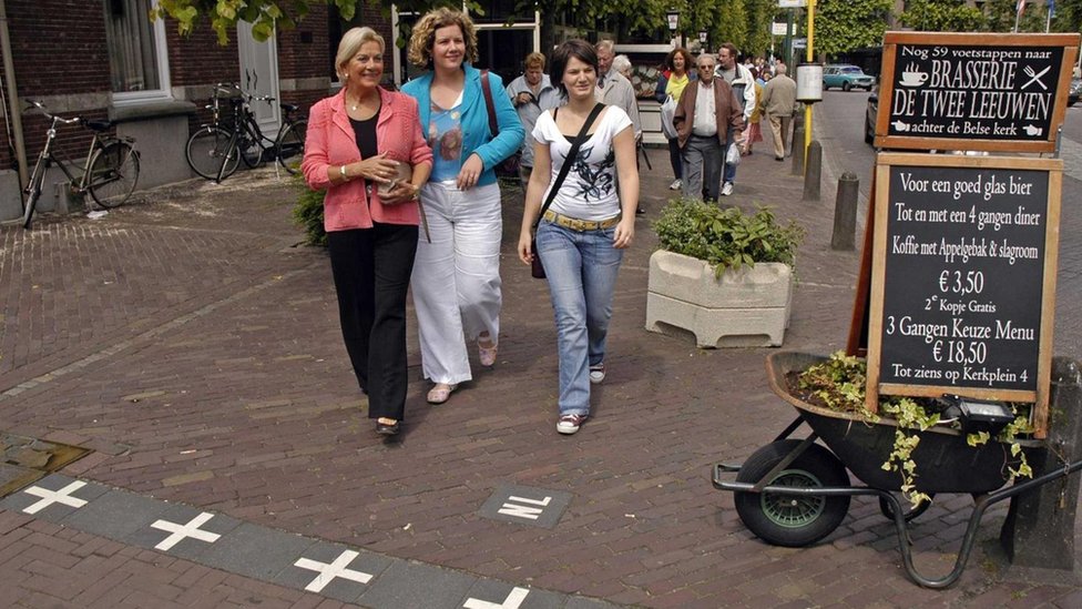 Mujeres paseando por las calles de Baarle.