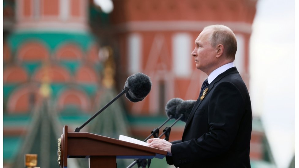 Presidente russo Vladimir Putin discursa durante o desfile militar do Dia da Vitória na Praça Vermelha em Moscou, Rússia, 9 de maio de 2022
