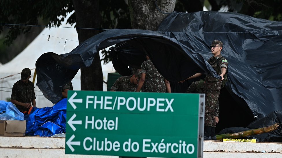Soldados desmontam acampamento de bolsonaristas que foi montado em grente a QG em Brasília