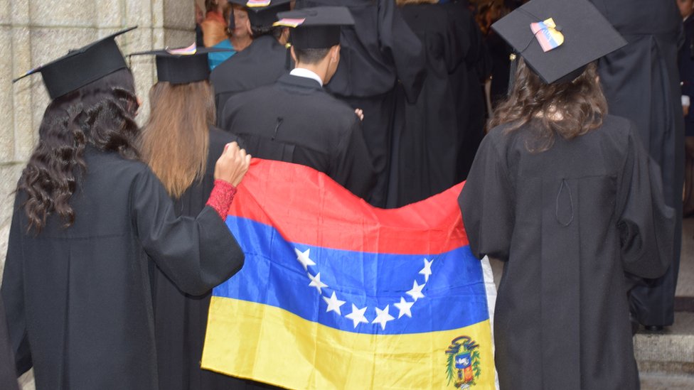 Студенты несут перевернутый флаг на выпускной церемонии в Мериде