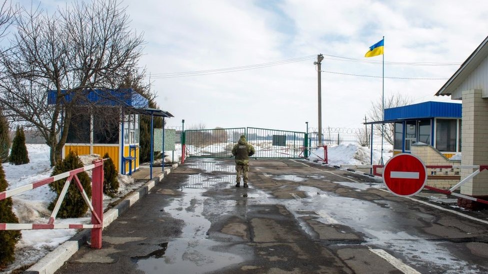 جندي أوكراني يحرس نقطة التفتيش على الحدود مع روسيا