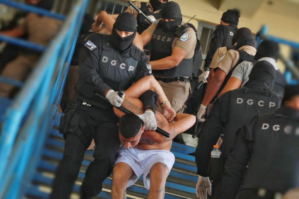 Pandilleros durante una revisión de seguridad en la prisión de Quetzaltepeque, La Libertad, El Salvador, el 28 de marzo de 2022.