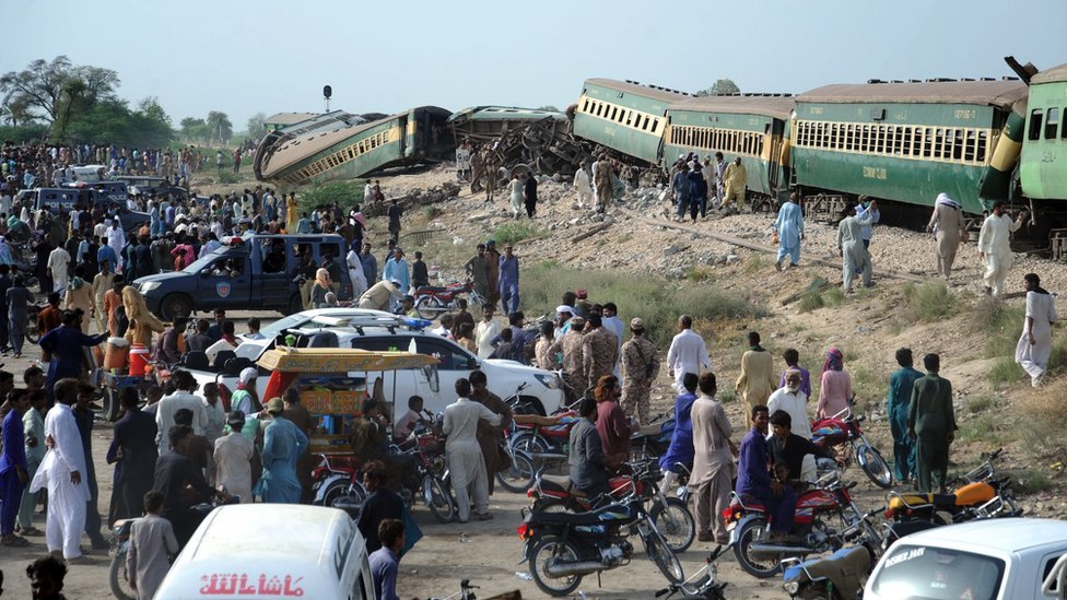 巴基斯坦信德省納瓦布沙阿客運火車出軌事故現場安全部門官員視察火車殘骸（6/8/2023）
