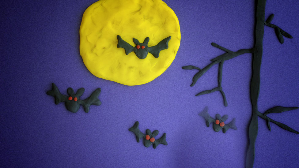 Cuando la Luna está llena es porque ha acumulado mucha plastilina. Luna de plastilina