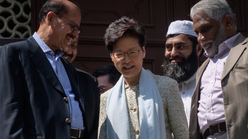 香港特首林鄭月娥到九龍清真寺，就警方水炮車的行動向當地穆斯林團體致歉。
