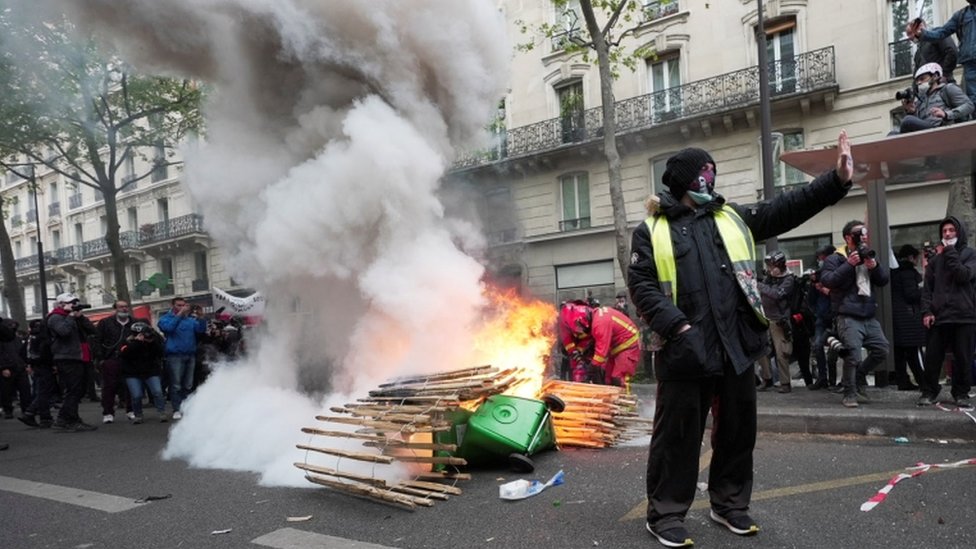 متظاهر من "السترات الصفراء" خلال احتجاجات عيد العمال التقليدية في فرنسا