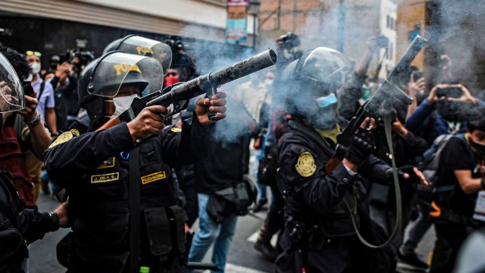 Policías en Perú disparando gases lacrimógenos en contra de los manifestantes.