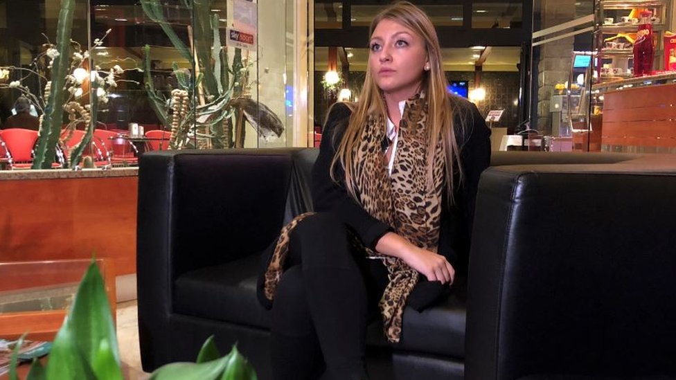 Anna Bolzonaro posa para foto.