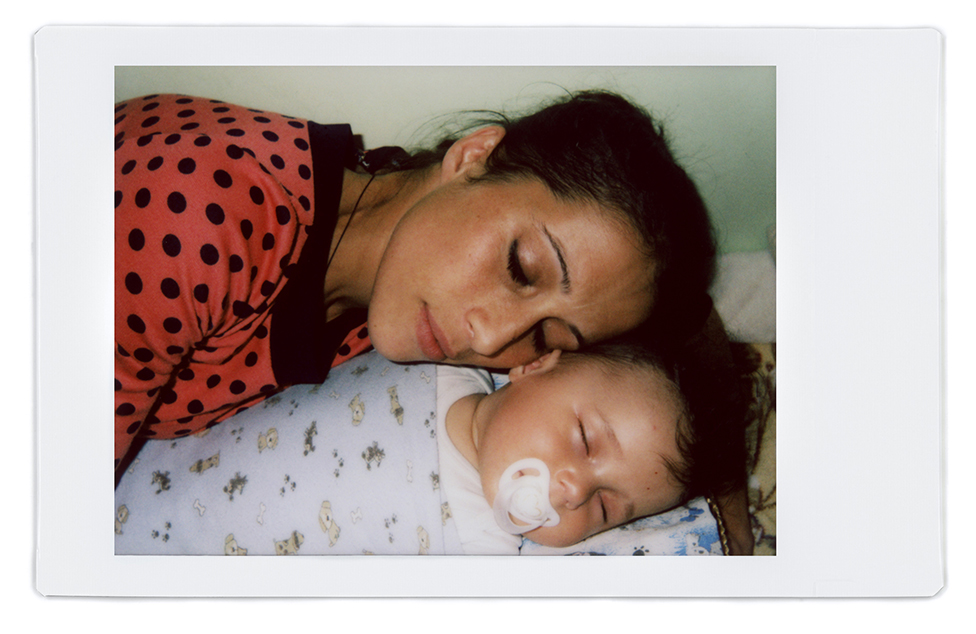 Поларроидная фотография Ратхи и ее ребенка