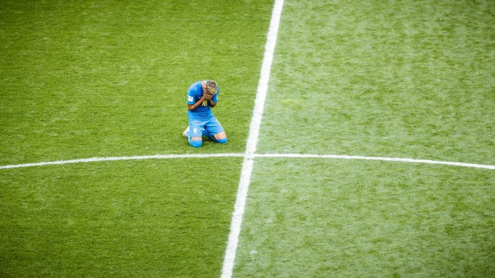 Neymar llora en el campo de juego.