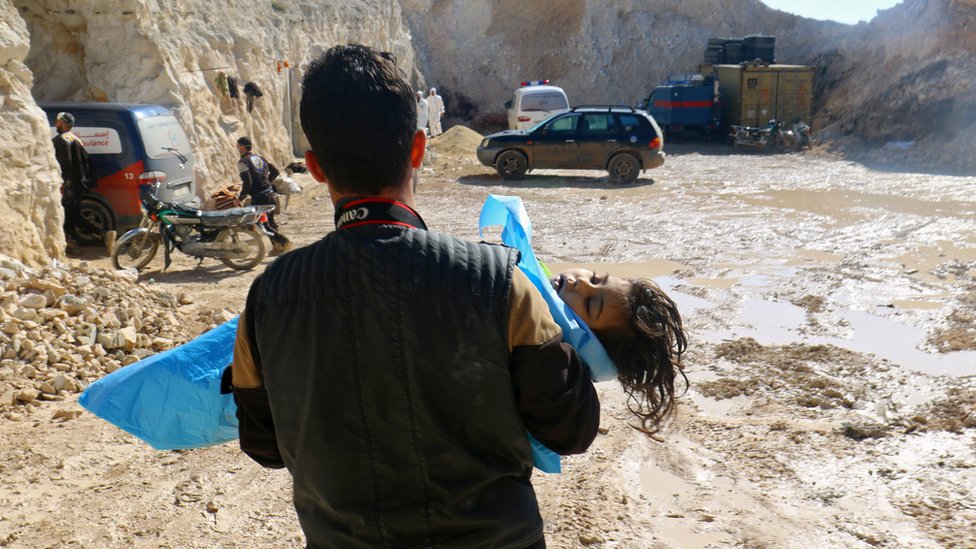 Varios países de Occidente han acusado a Siria de haber usado gas Sarín en el pasado Un hombre carga a una niña inconsciente tras el ataque químico en el norte de Siria
