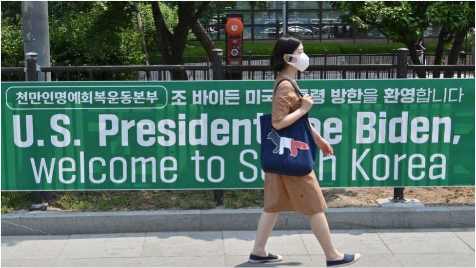 5月20日，掛在美國駐韓國大使館附近的橫幅，以示歡迎美國總統拜登來訪。