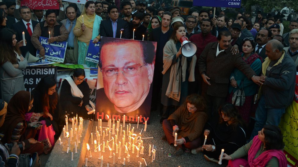 Активисты гражданского общества Пакистана зажигают свечи по случаю 5-й годовщины смерти политика Салмана Тасира
