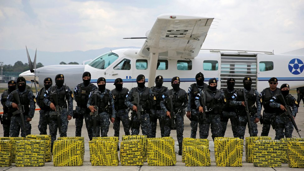 Полиция стоит перед конфискованным кокаином в Гватемале