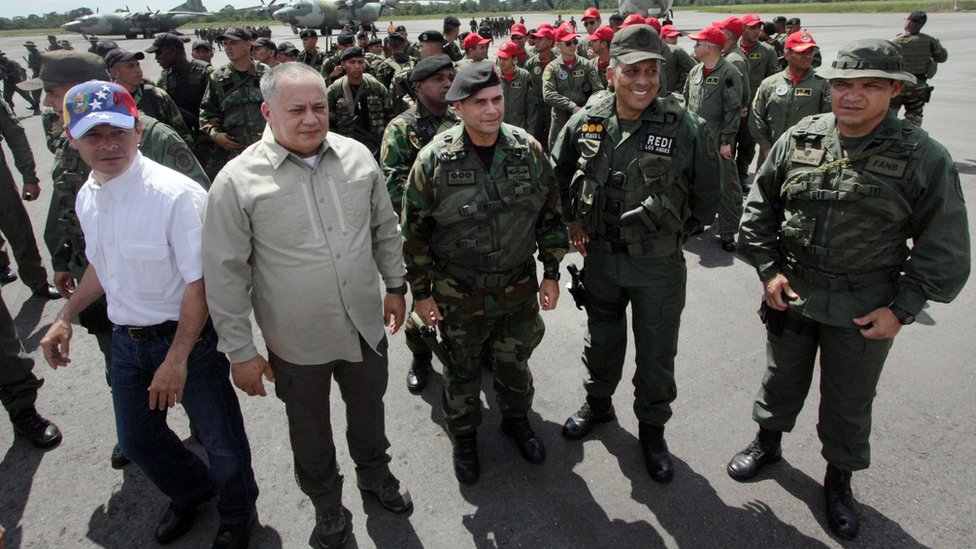 José Gregorio Vielma Mora (a la izquierda con camisa blanca) junto a Diosdado Cabello y un grupo de militares
