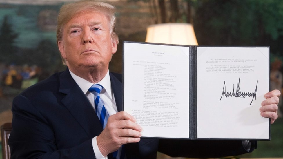 Donald Trump muestra la reactivación de sanciones firmada