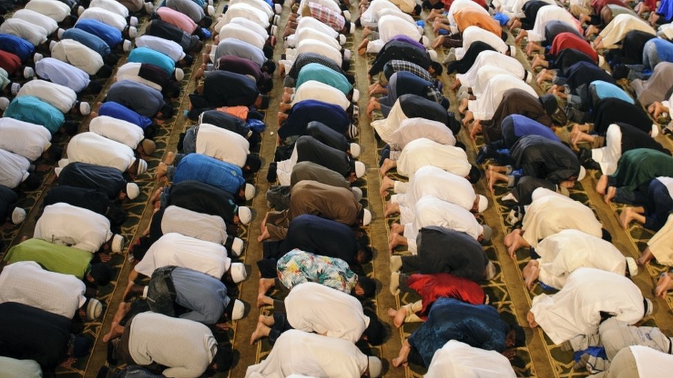 Longest' Muslim holy month of Ramadan in 33 years begins - BBC News