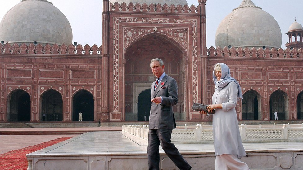 Чарльз и Камилла посещают мечеть Бадшахи в Лахоре в 2006 году