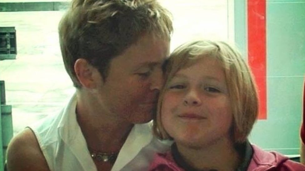 9-летняя Фиби целует свою маму
