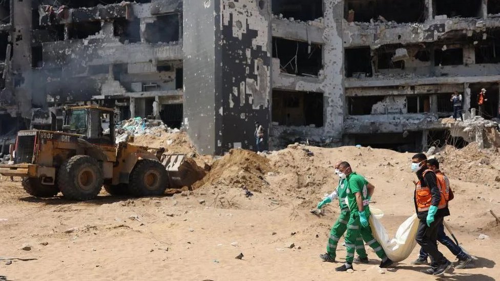 Palestinski timovi za potragu nose kese sa telima