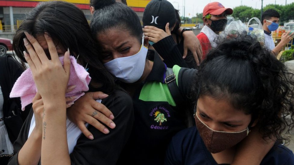 Mulheres chorando após saber que familiar morreu de covid