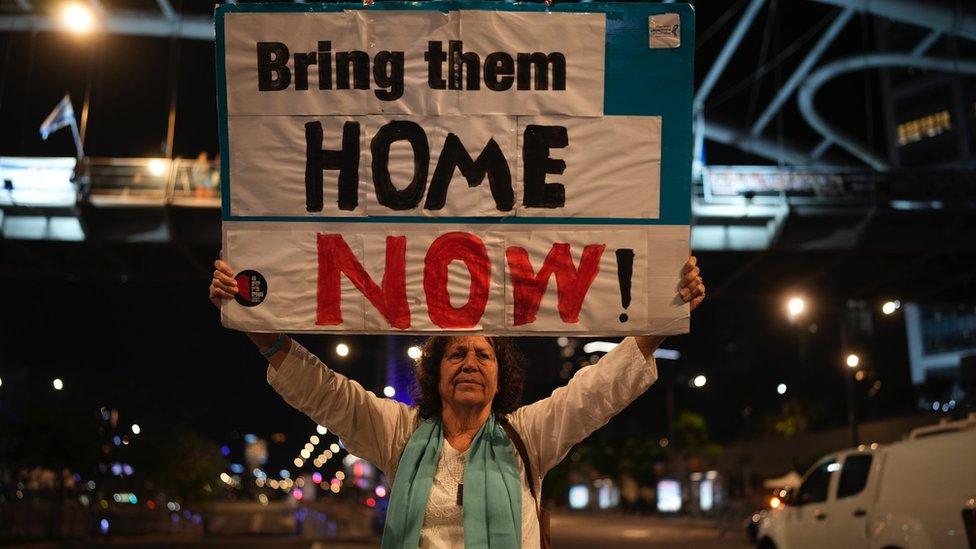 People demonstrate prior to any hostage announcements outside the Kirya defense complex as the political cabinet hold a meeting on 21 November 2023 in Tel Aviv, Israel